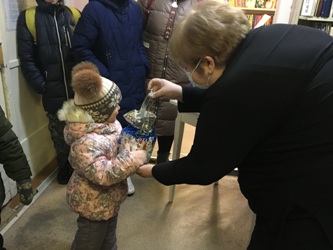 Ирина Кононенко вручила новогодние подарки и поздравления
